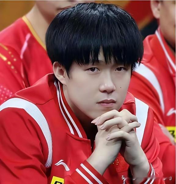 王楚钦，一路披荆斩棘终于站上最高领奖台这份荣耀，真的太不容易了每一滴汗水都