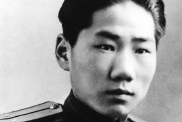 毛岸英牺牲后，一位朝鲜妇女在他墓前搭起窝棚，日夜守护了整整四年。当志愿军前来迁墓