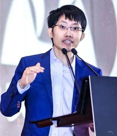 “中美差距究竟有多大？”DeepSeek创始人梁文峰再次语出惊人！他当着所有人的