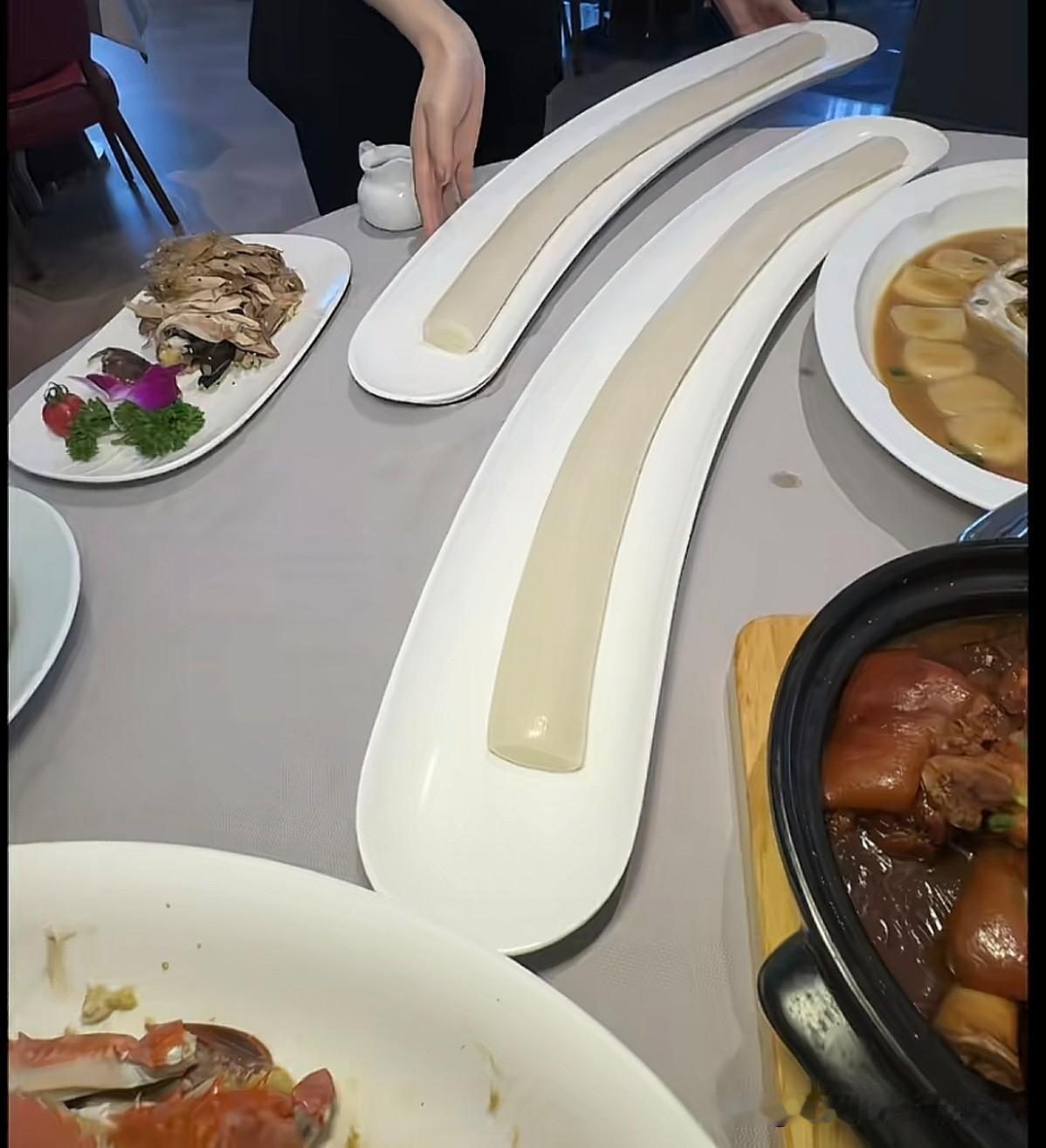 这是浙江特产，糯叽叽的长条年糕。将年糕条蒸熟之后，口感特性是软糯芳香的（米香味）