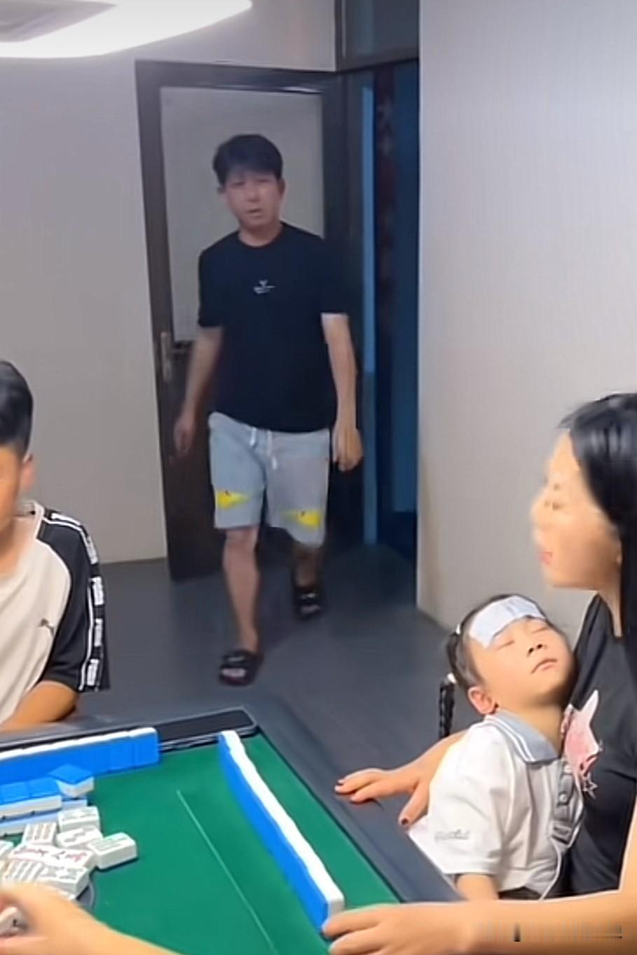 这样的女人是不是该打？抱着发烧的孩子打麻将，还嫌孩子太烦人！老公过来先把孩子