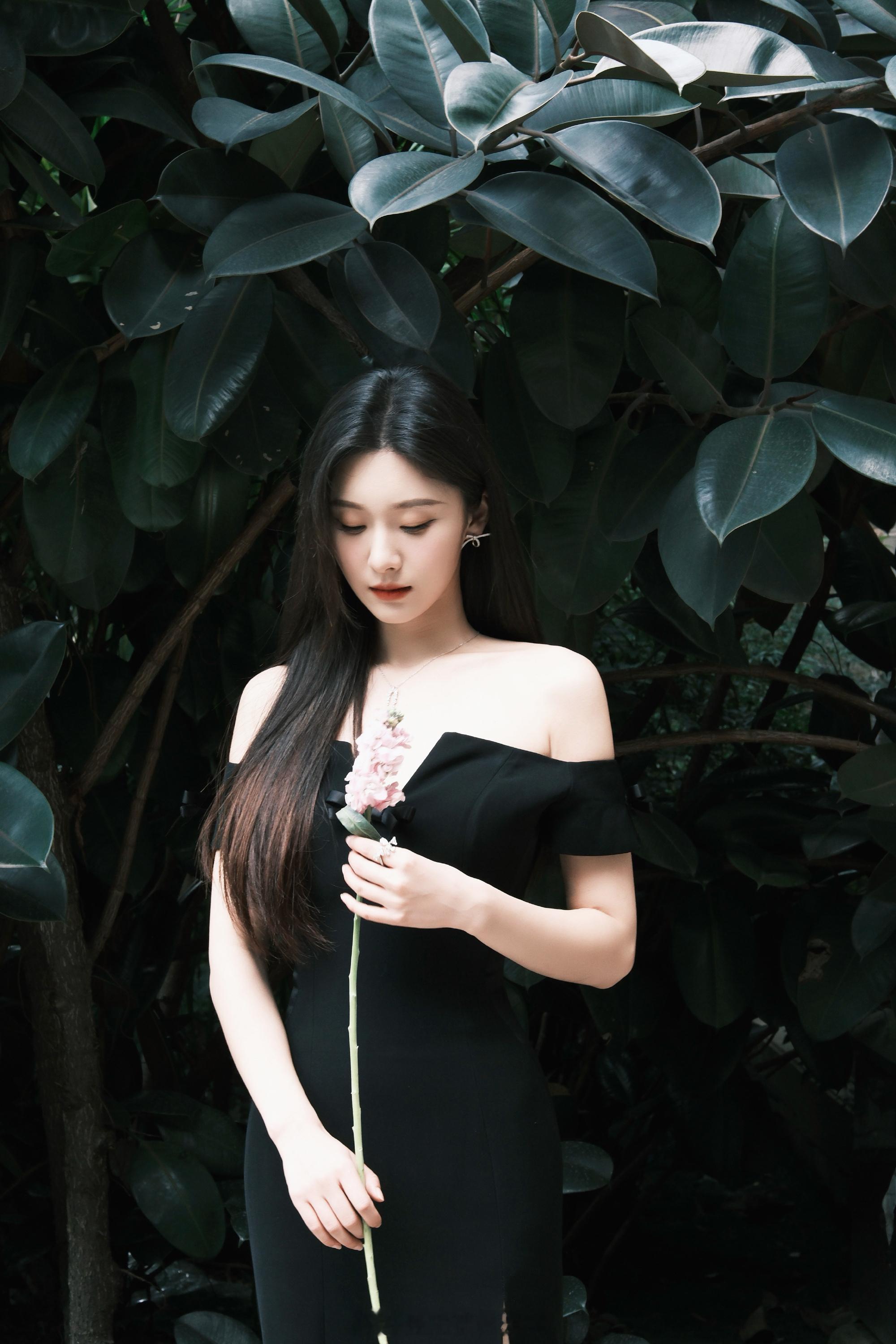 王子璇黑色礼裙迷人写真