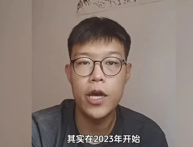 大儿子这出戏码够精彩：前脚锁亲爹脖子，后脚喊不认父子关系。可一提到结婚钱，又开始
