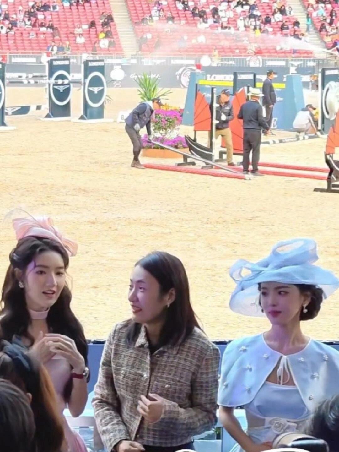 王玉雯章若楠马术赛现场同框，优雅的淑女们​​​