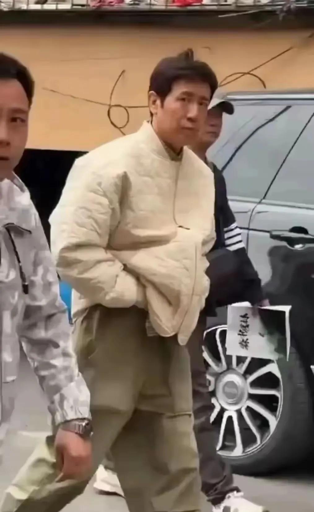 朋友在大街上遇到的这个人，咋这么像于和伟呢？但仔细看又不像，于和伟也不能这么邋遢