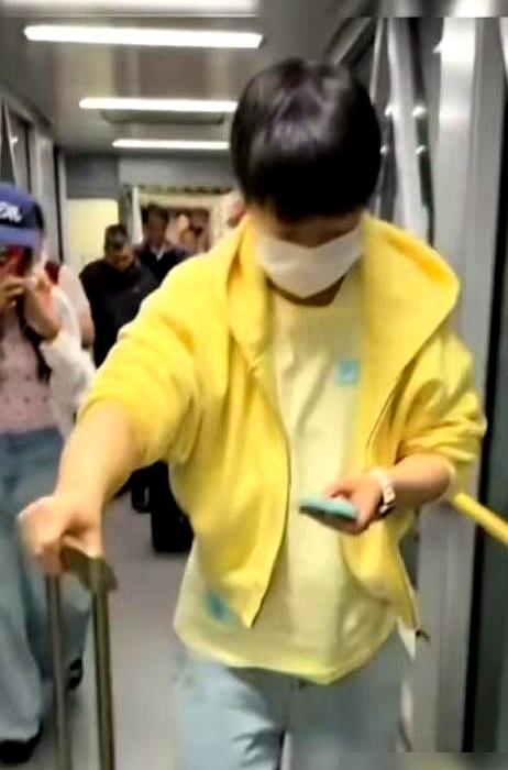 别开玩笑，你必须去检查！黄子韬直播时嘴唇发紫，弹幕刷屏让他查心脏。他刚想