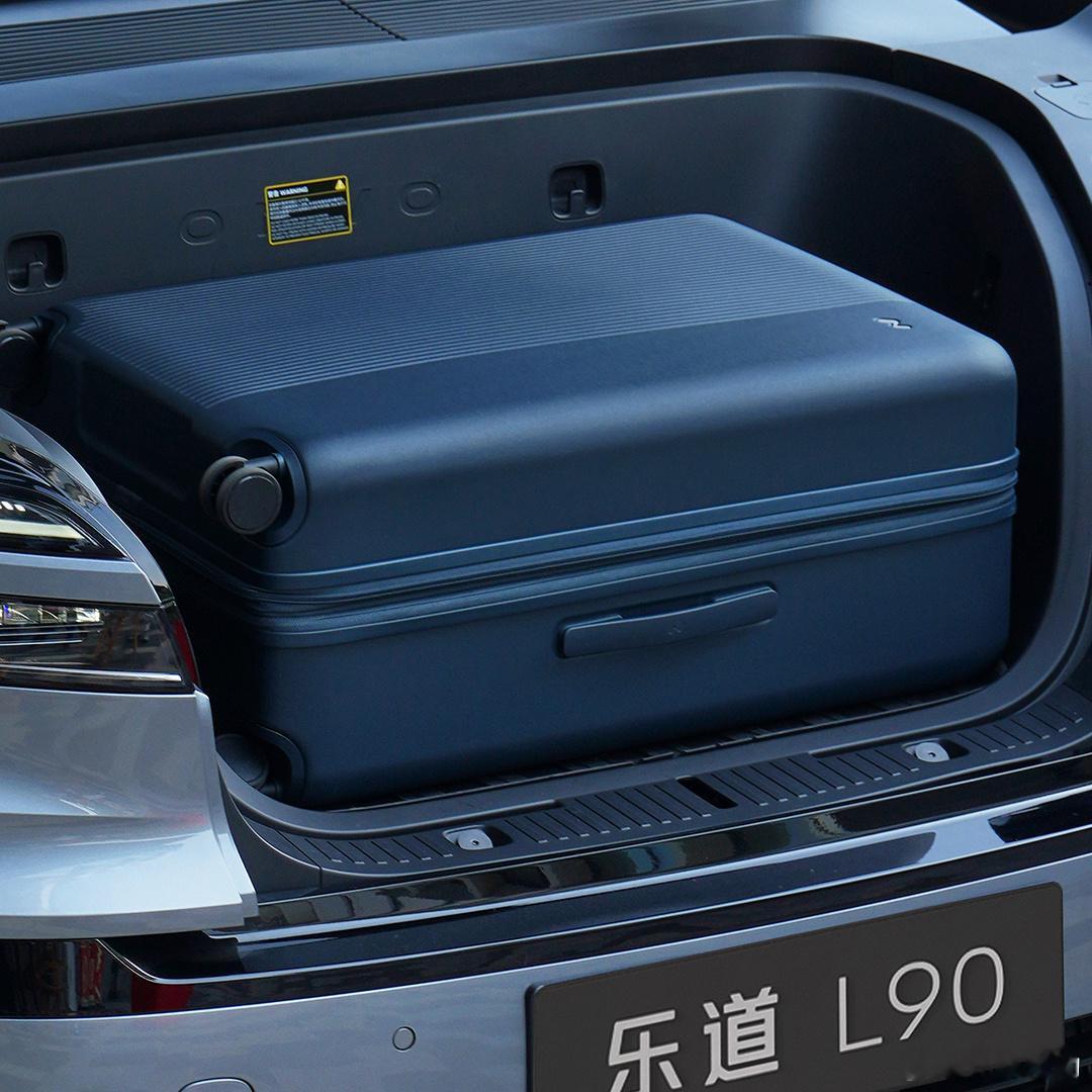 蔚来车商城出了一款28寸行李箱，和乐道L90的前备舱兼容的很好，颜值依旧很高，这
