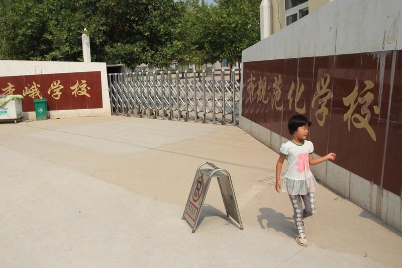 一所700多人的乡镇中心小学，今年一年级新生报名不到50人，断崖式下跌，学校原本