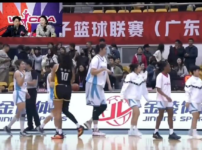 广东女篮赛季首败，既在情理之中，也在意料之外。与山东女篮的较量，是检验广东女篮