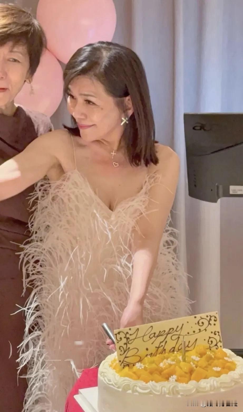 庾澄庆带老婆张嘉欣去参加张清芳的60岁生日派对。庾澄庆都65了，看着跟三四十岁似