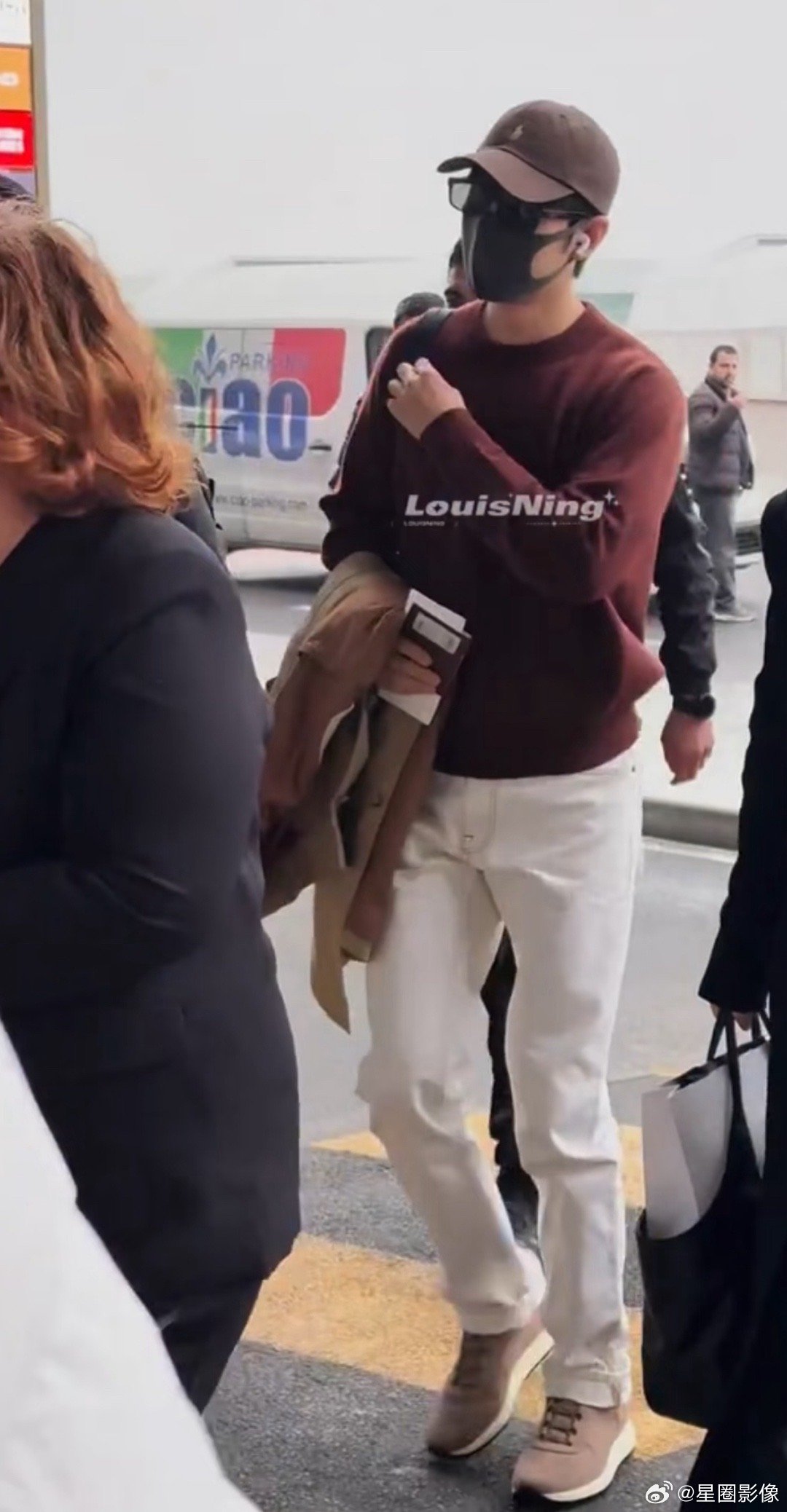 肖战结束时装周之旅回国了，我掐指一算，米兰vlog明天就能看到了