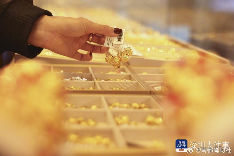 【#黄金与白银和美股期货集体下跌#】3月13日午后，外汇、金银原油、多国股票市场