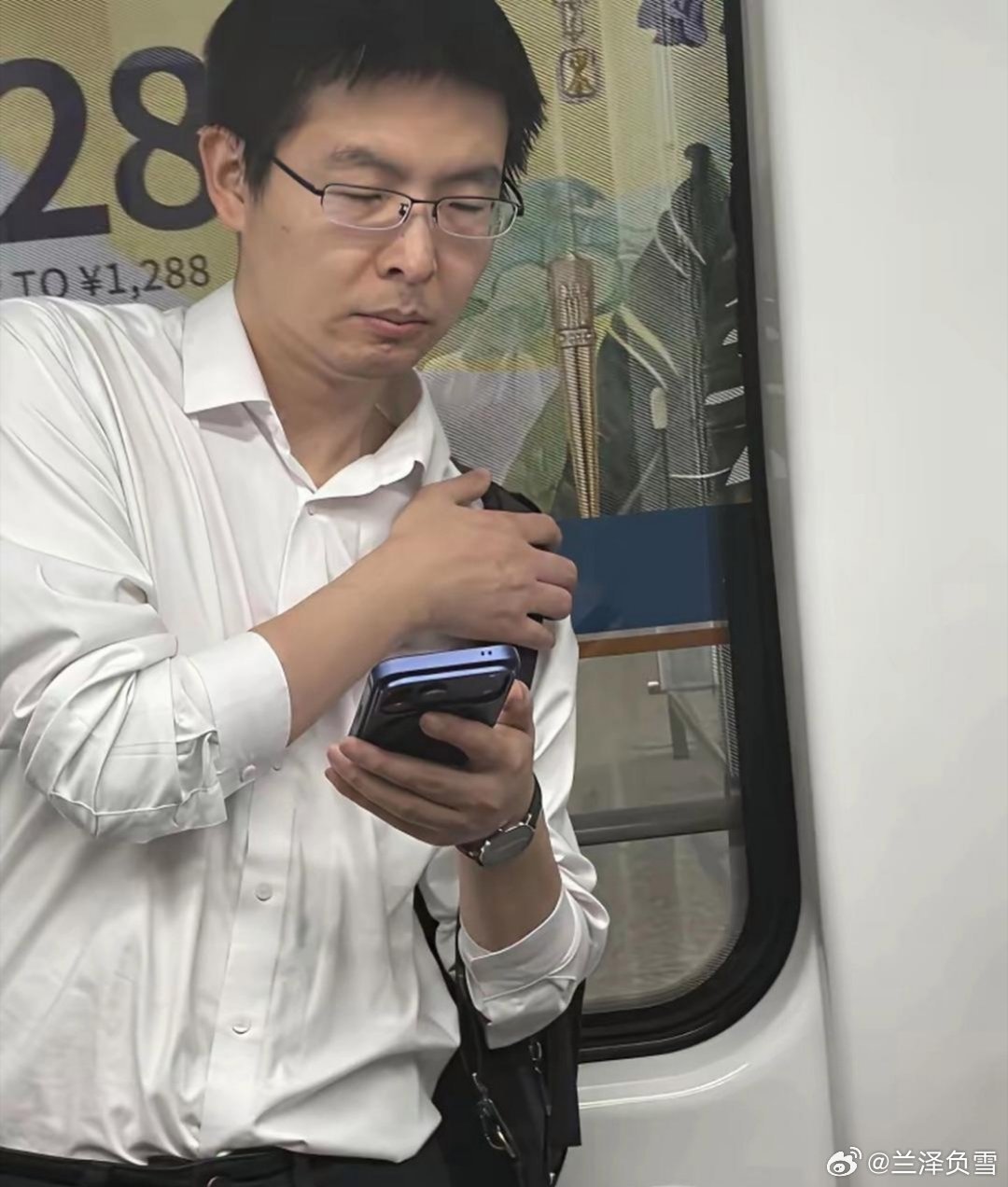 36岁宇树科技创始人王兴兴在北京机场摆渡车被偶遇！大佬依旧朴素沉稳，真正厉害的人大多不爱张扬。​