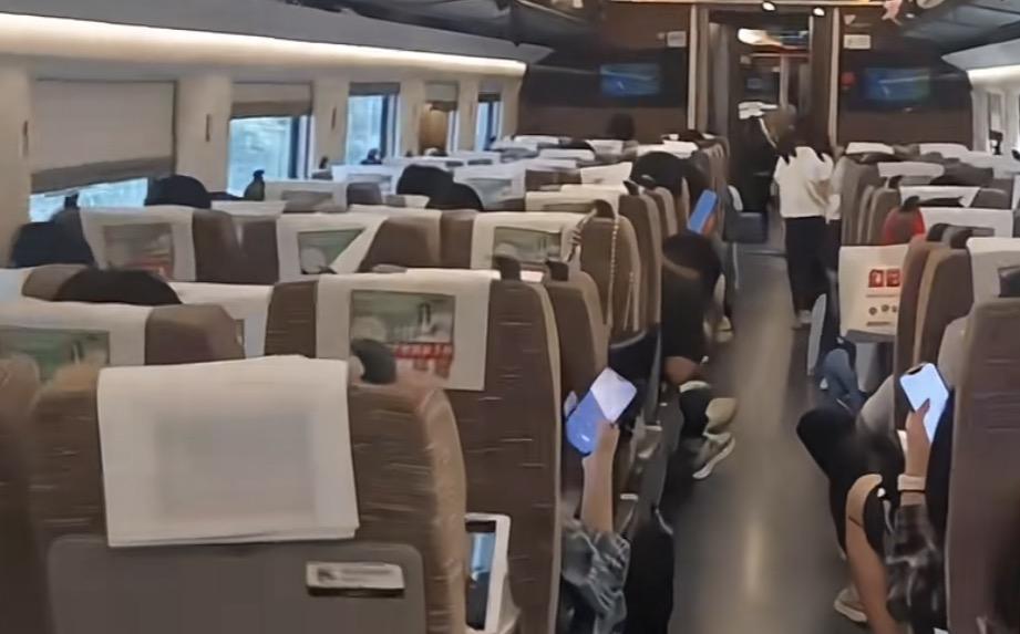 女子高铁叫嚣全家体制内事件后续来了！警方已经查实，这个23岁的女子洪某，她本人