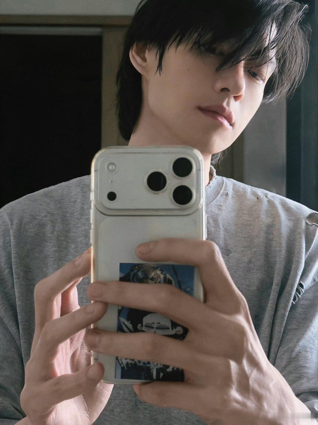 魏大勋楚天秋🌸魏大勋拍的晚霞⁡⁡⁡⁡一想到此美味男子正在拍戏就很爽啊