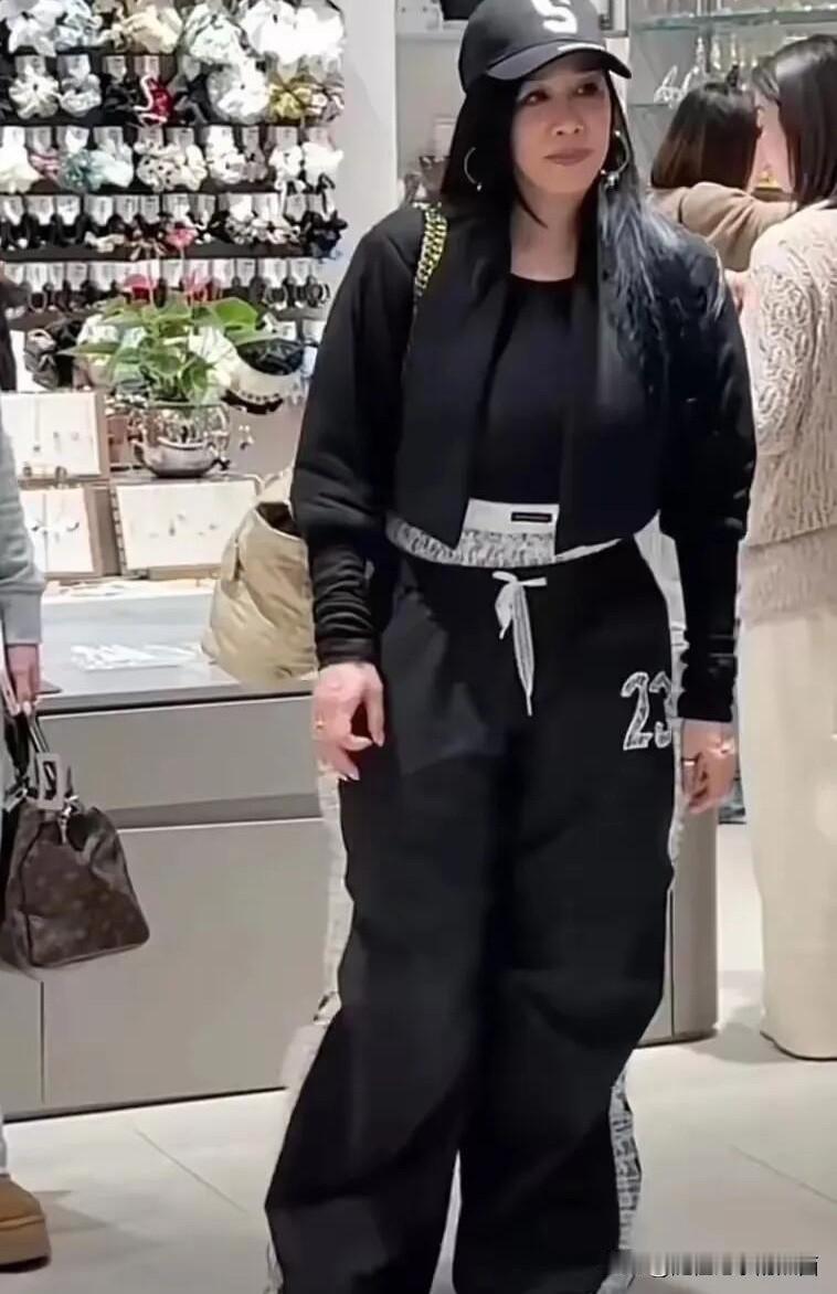 这是55岁女明星的真实模样，虎背熊腰的，走路有点弯腰驼背的，老了就是老了，形象和