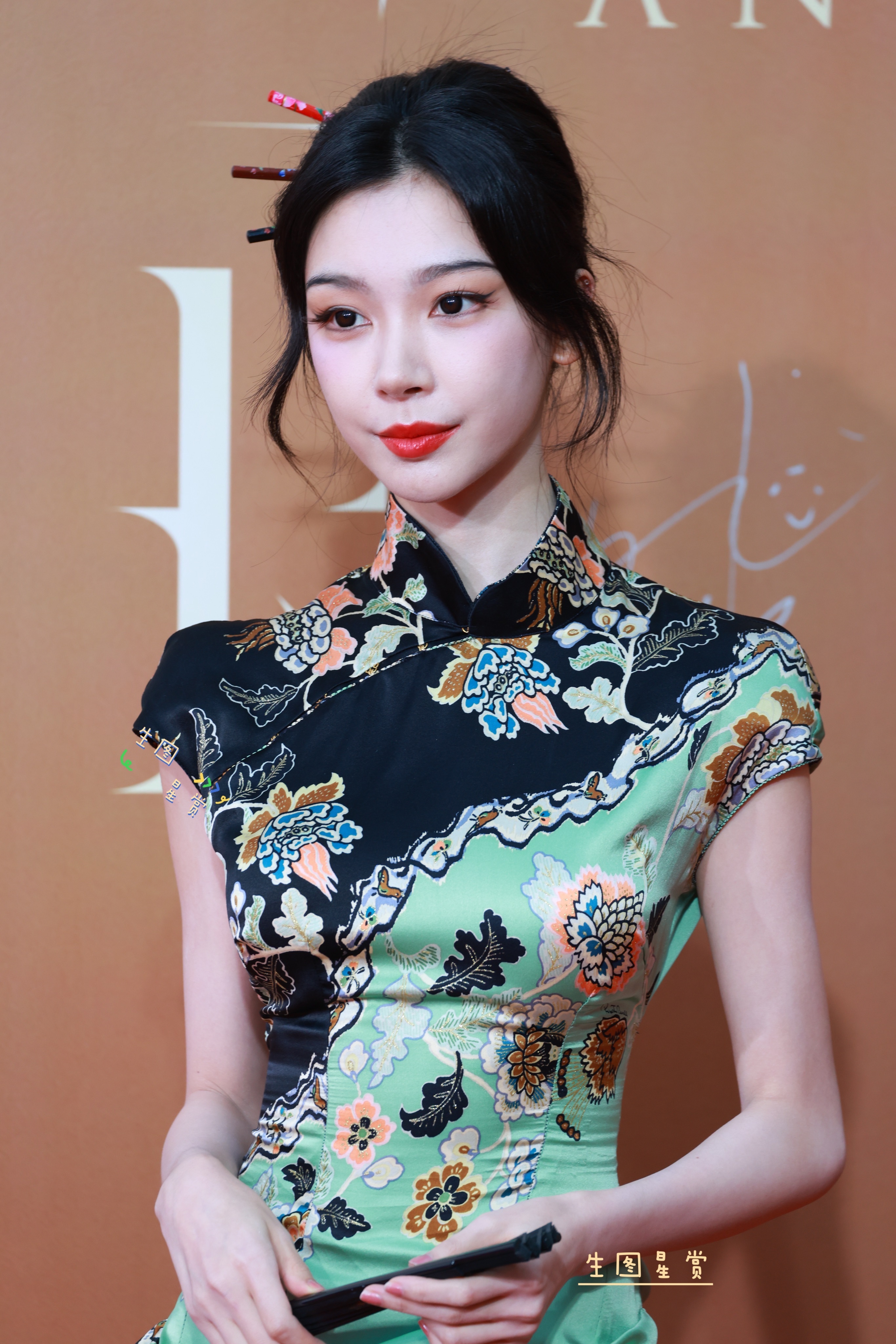 易梦玲中国时尚产业盛典红毯出图，新中式旗袍美得好出彩🙌​​​