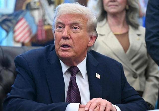 特朗普，你在这里坐的热乎，不知道有件事急得热屁股吗？你是说政府停摆吧，这个不着急