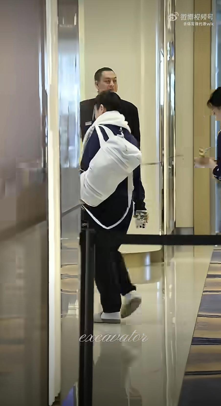 这是孙颖莎来到澳门的第二天，今天莎莎穿着拖鞋、背着两年来一直陪着她的白色包包去