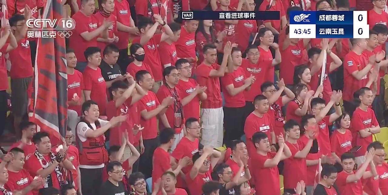 成都蓉城凭什么能双杀上海双雄？第一：球队一直稳定的投入和运营，给予韩国籍主帅徐