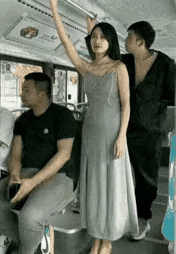 想必各位友友都坐过公交车也碰到过视频里这种尴尬局面公交车急刹车人会向前