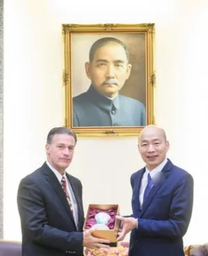 灵验了！赖清德请美国人向韩国瑜施压，韩国瑜怂了，承诺放行预算，支持强化对美军购与