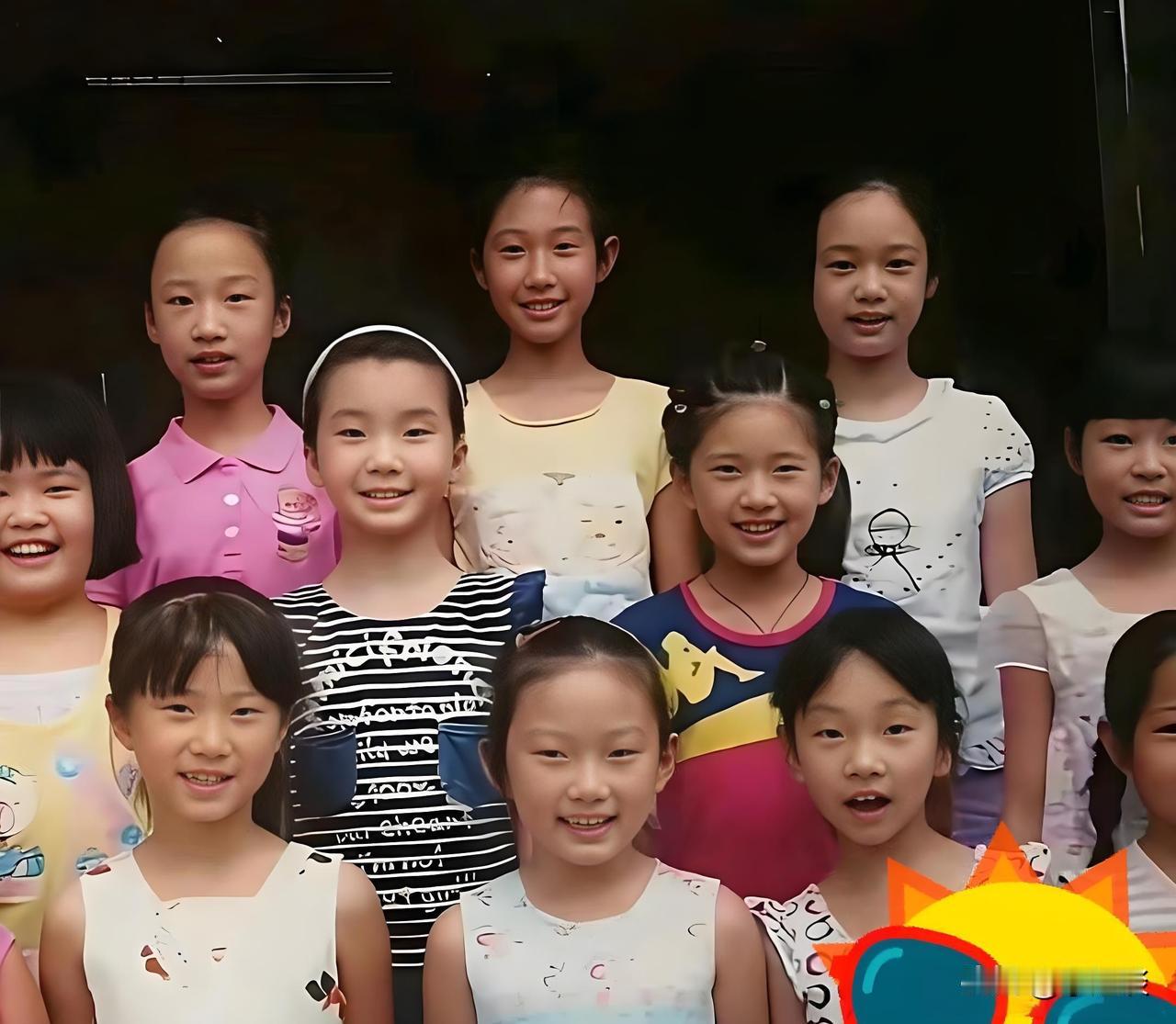 赵露思小学毕业照，你能找出哪个是她吗？看了赵露思小时候的的照片，发现她真的是