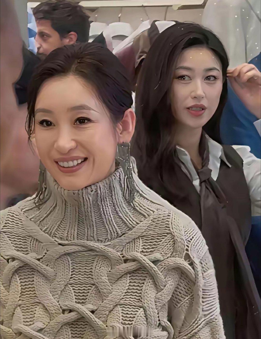 明星穿的这衣服应该挺贵的吧？她们估计觉得时尚，感觉我妈织的毛巾都比这个好。