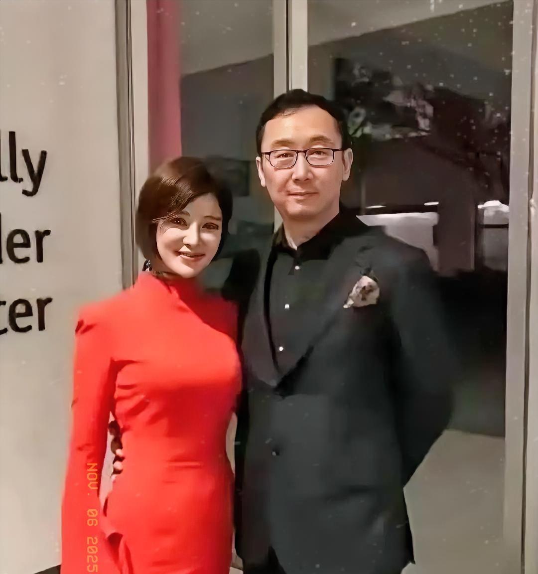 最名导演陆川与妻子，央视新闻主播胡蝶，在一起的亲情合影。