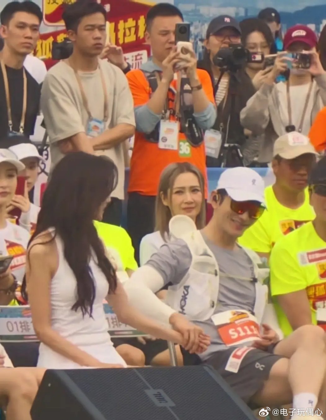 51岁林志玲当众牵手黄晓明，两人有情况？这画面真是活久见