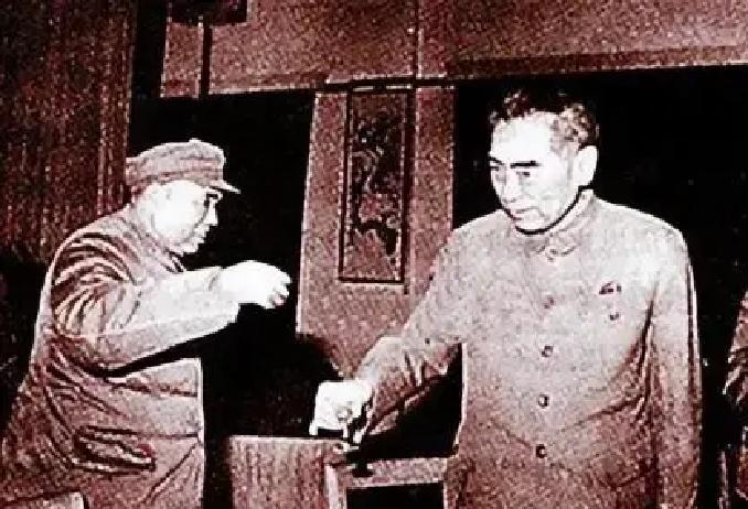 1985年，许世友将军卧病在床，趁旁边无人陪护时，用毛巾勒住自己的脖子死死拉紧，护士赶到后，发现许世
