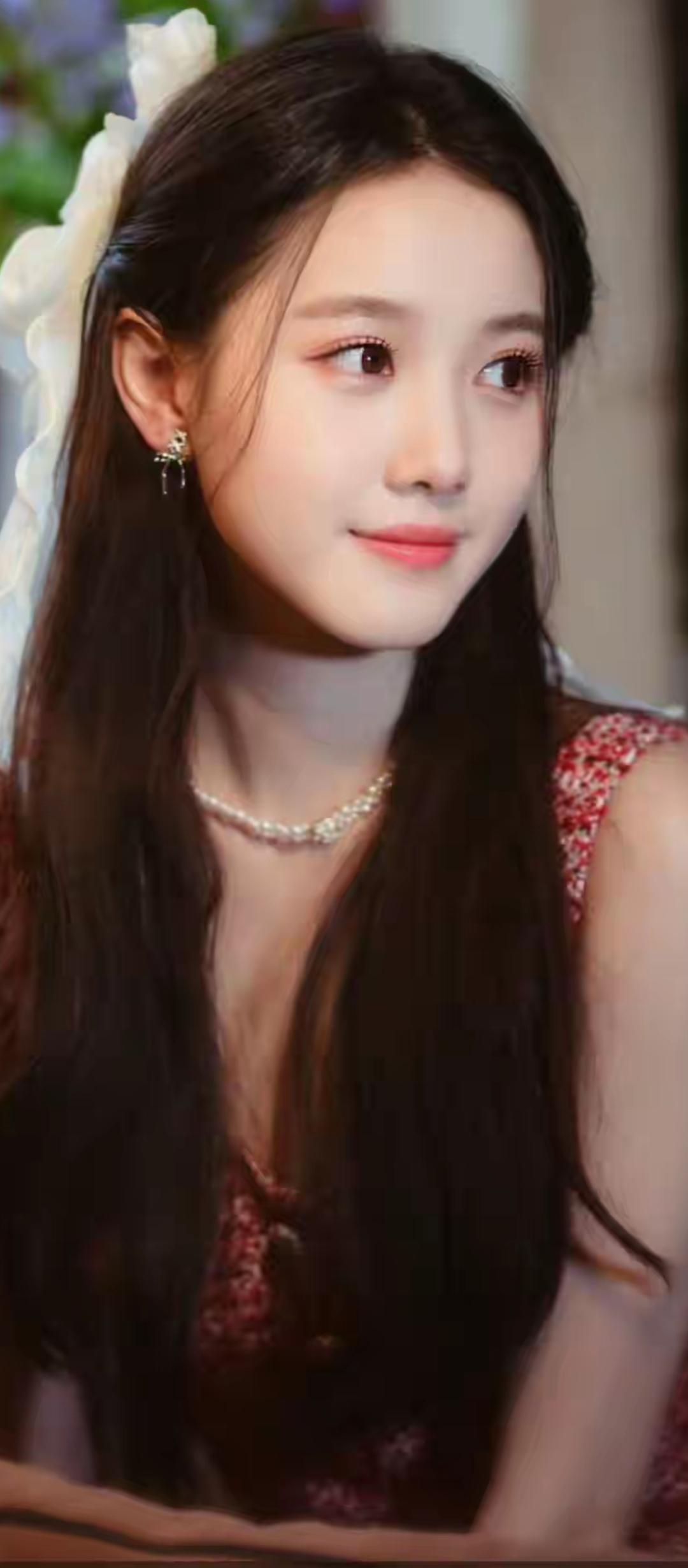 优雅少女，珍珠项链与耳环的完美搭配，散发迷人魅力！💎✨