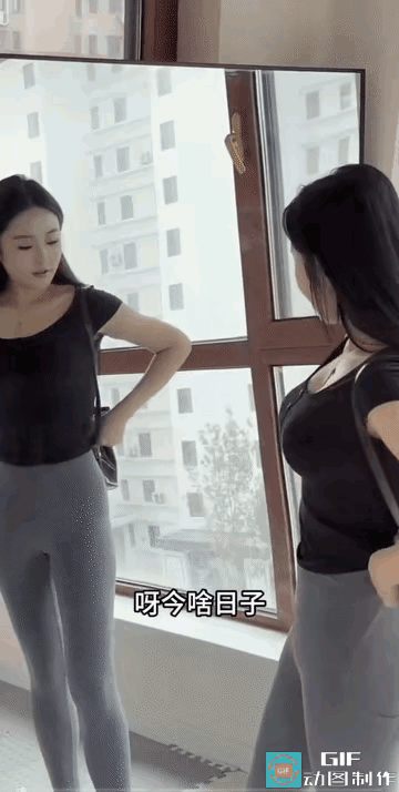 美女穿瑜伽裤说是和“闺蜜”出去逛街，半夜路上也没什么人了吧，别出事就好，也不知道