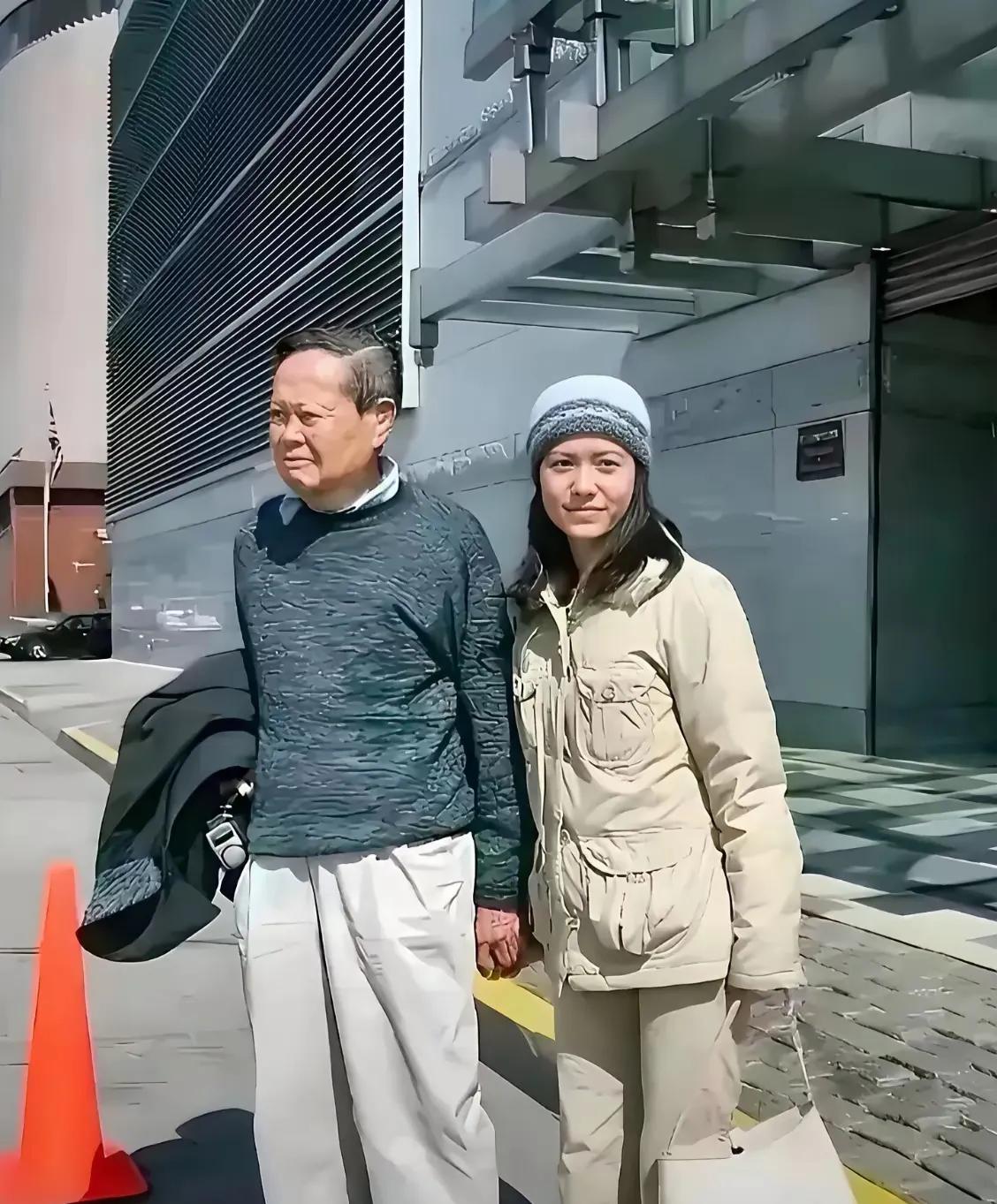 翁帆这21年从28岁到49岁，整整二十年，她把最好的年华都用来陪着杨振宁，几十年
