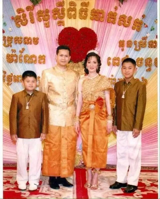 洪马内在花丛中笑，搂着他笑的女孩子好妩媚，很少见到洪马内夫人这样笑过，女人和女人