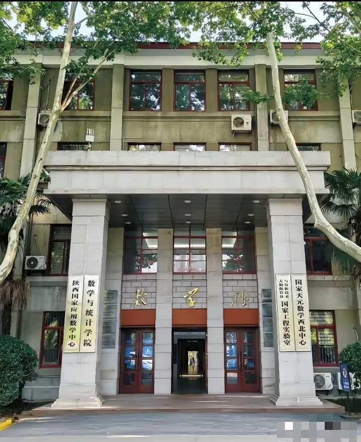 怎么会有这么好的大学校门！