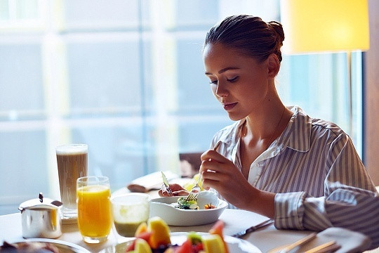 早餐是全天血糖的稳压器早餐确实是全天血糖的稳压器，不吃早餐容易让血糖大起大落，还