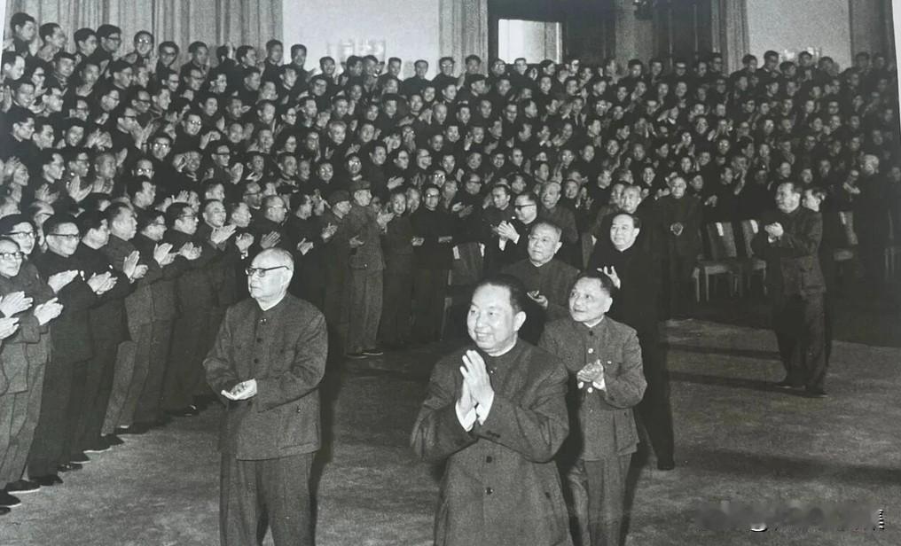 1978年，华国锋、叶剑英、李先念、汪东兴接见出席全国科学大会代表。当华国锋等领