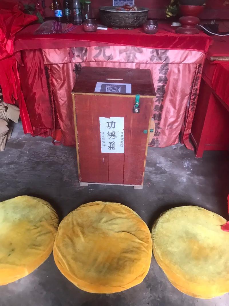 你有没有发现，最近逛寺庙时怪事很明显，上香游客依旧不少，愿意大手笔掏钱捐功德的人