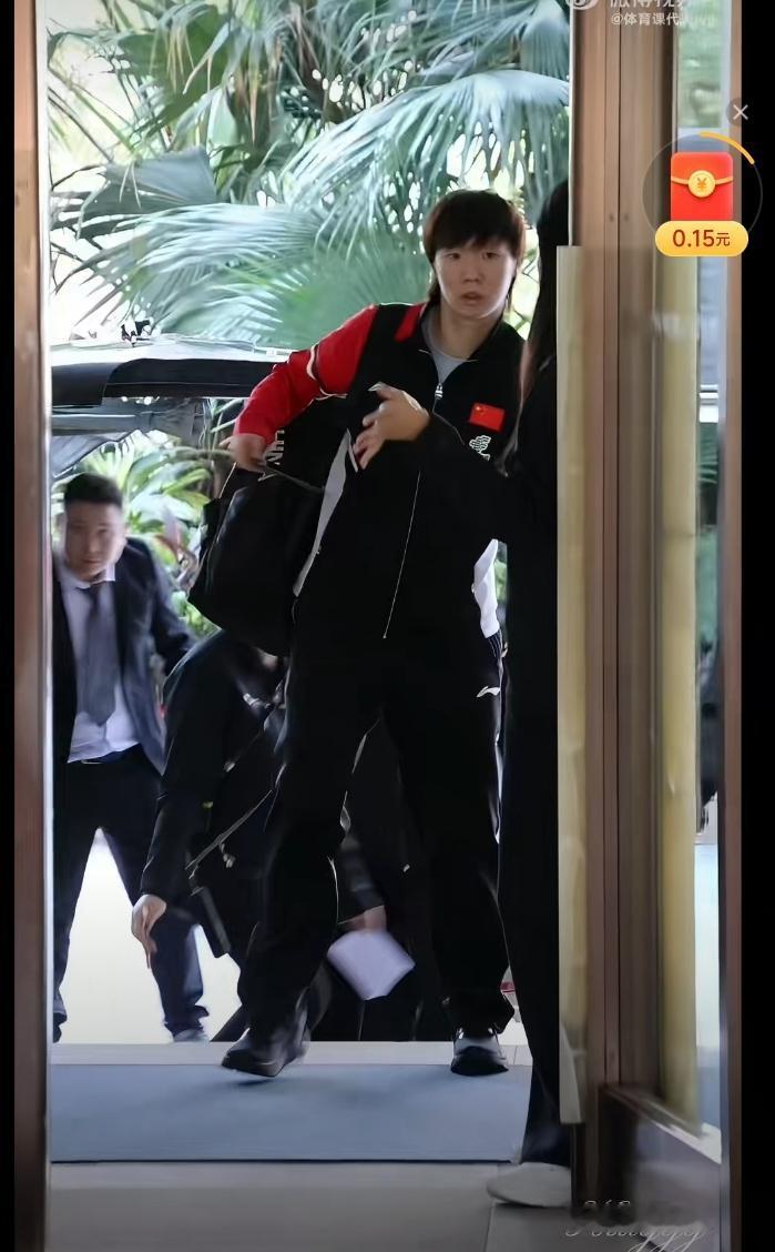 今日份下训的王曼昱[赞]！高挑的曼昱背着挂着玩偶的黑色包包结束训练了！曼昱旁