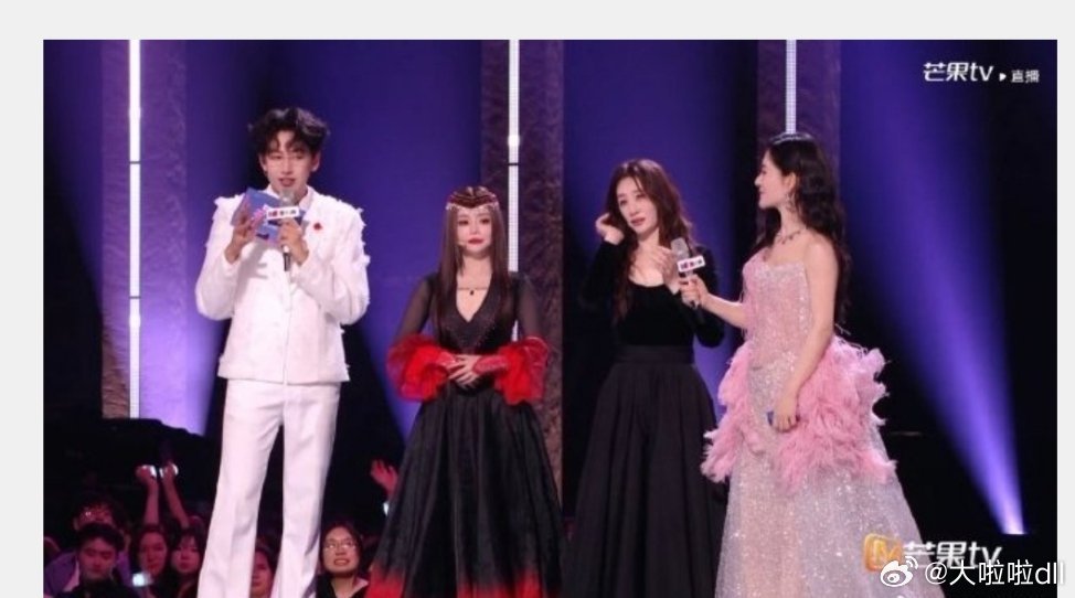 谢娜的话筒一直是在冲着李小冉的在《乘风2026》初舞台直播中，谢娜为李小冉递话