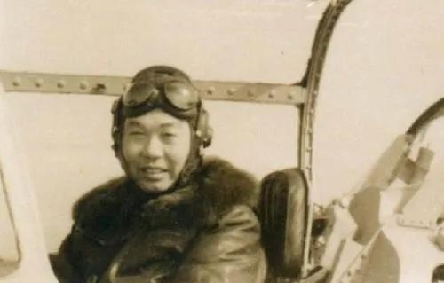 1977年6月，西安农民正在地里忙碌，突然看见一架战机低空掠过，还未等他们反应过