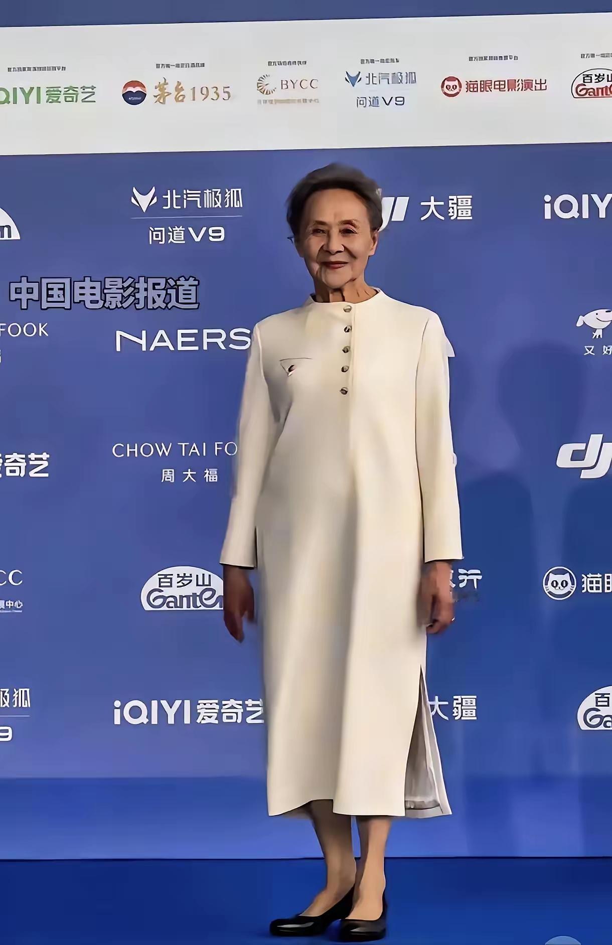 刷到吴彦姝北影节这组图，有人说她不对劲，我倒觉得是我们不对劲……87岁，一袭