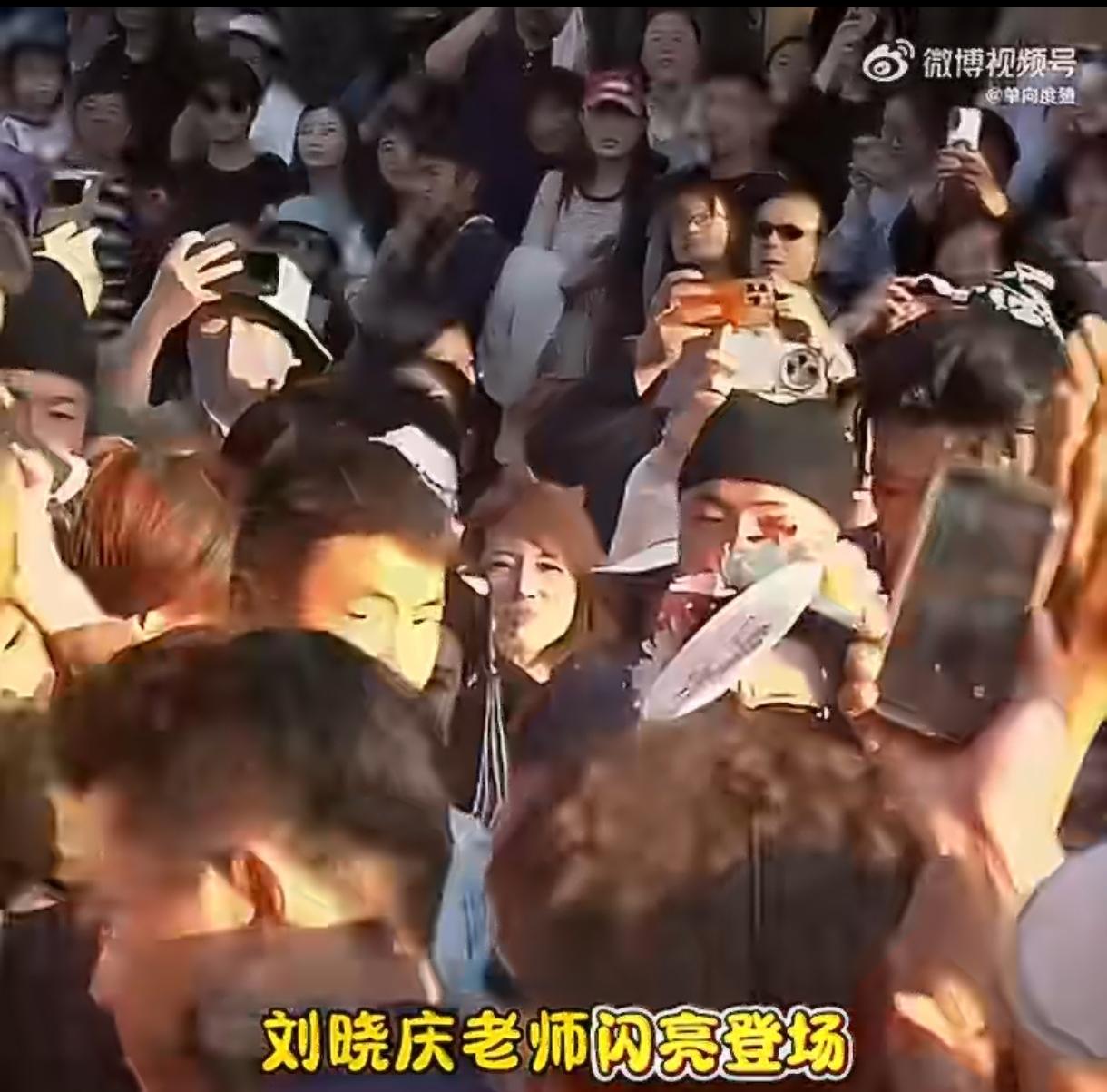 场面尴尬引热议！刘晓庆与王婆同台互动冷淡，被网友吐槽架子大景区回应刘晓庆和王婆