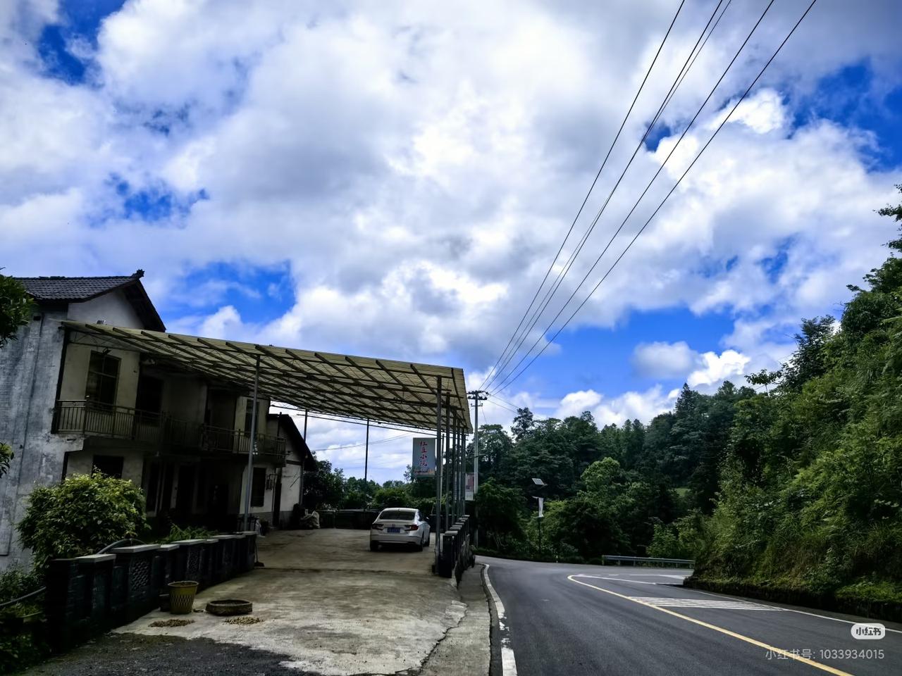 在重庆南川178环线主干道的风门驿站附近，有一片海拔1300米左右的地方。夏天这