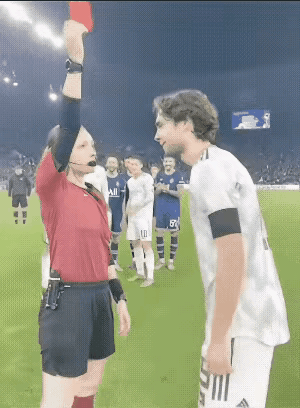 足球场上突然哨声四起，山呼海啸，继而是掌声雷动，经久不熄这个赛场随着美女裁判一