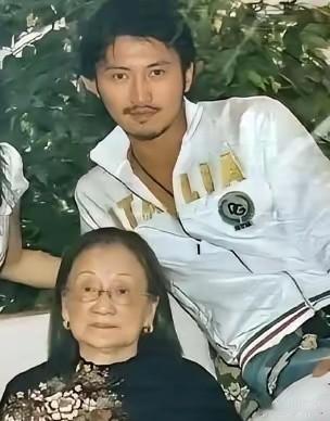 谢贤母亲101岁离世，95岁时还是一头黑发！照片里谢霆锋站在一位老太太身后，