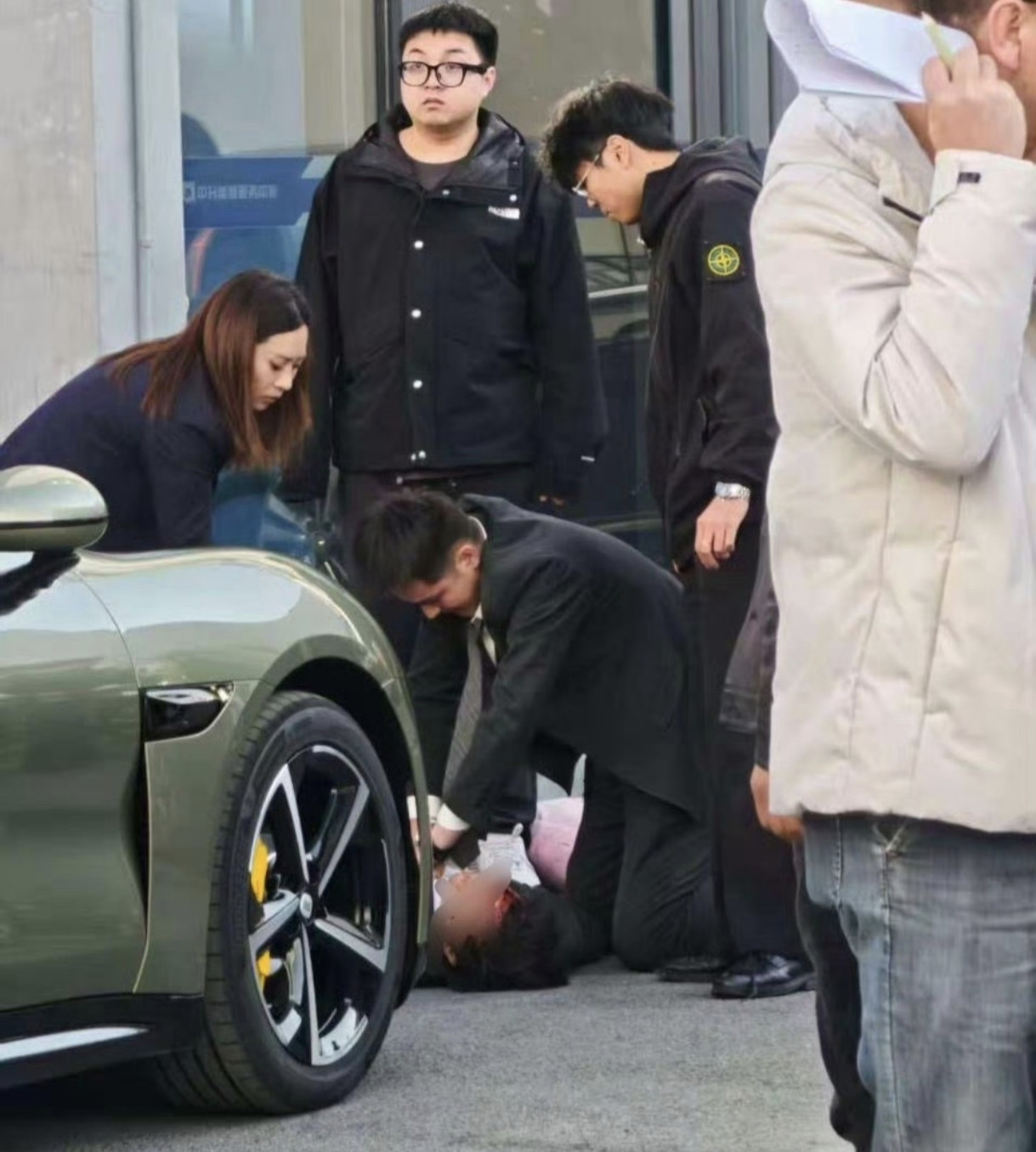 新车变“夺命车”！小米交付中心车祸真相太扎心本该是喜迎新车的喜悦时刻，谁能料到