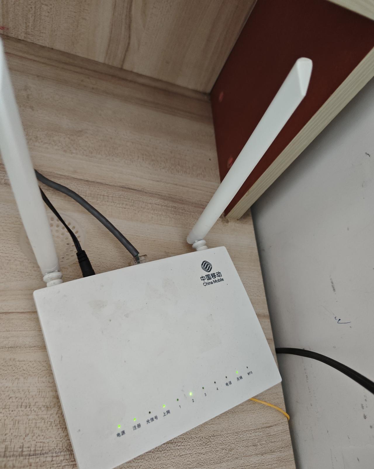 下午，联系了移动公司，因为我家网络慢到带两个手机都费劲。工作人员很热情，很快就
