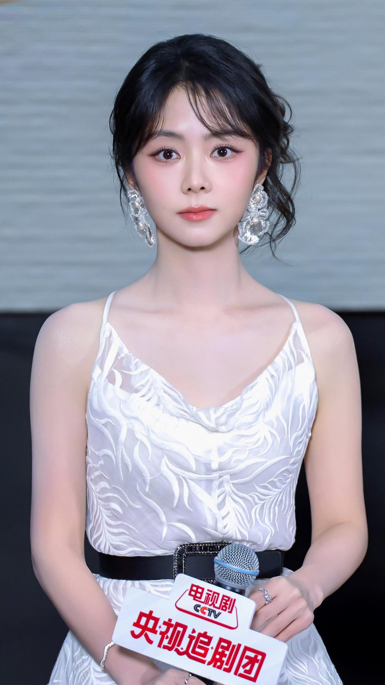 生图好能打！谭松韵这套妆造温柔又亮眼